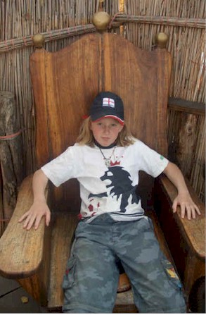 throne.testing_small.jpg (42177 bytes)