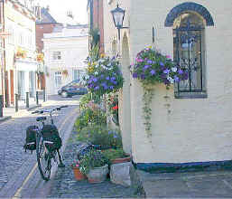 engeland.fiets.geen.diefstal.pad.blomme1.jpg (59069 bytes)
