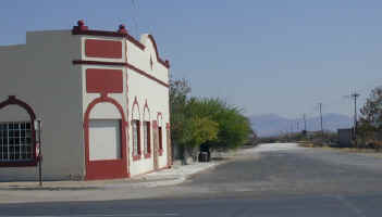 karibib.town.road.jpg (44542 bytes)
