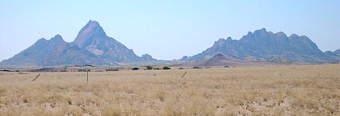 spitzkoppe.namibie2.jpg (17379 bytes)